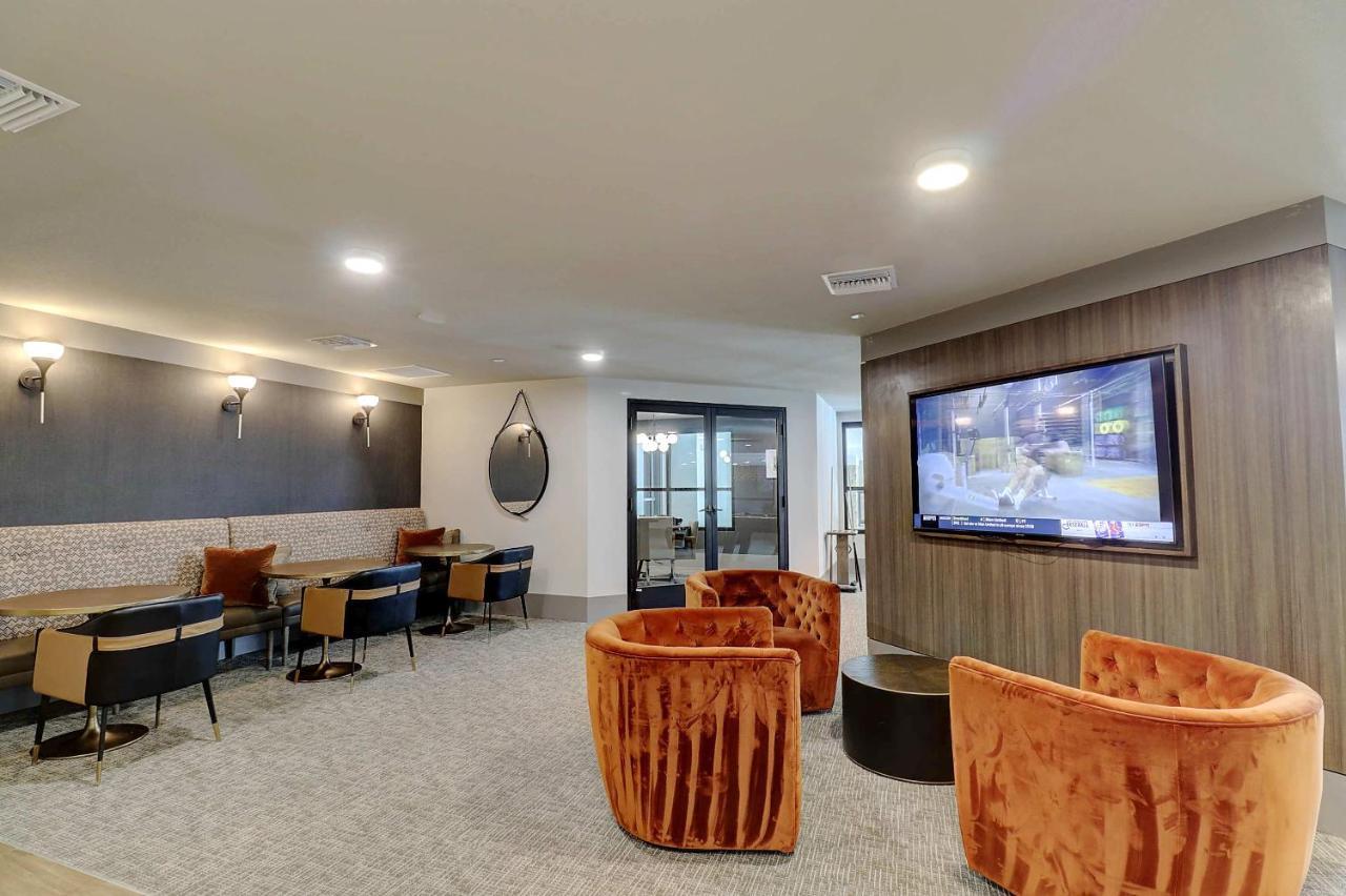 Apartment Private Rooftop Terrance-walk Score 81-shopping District-king Bed-parking 4021 Scottsdale
