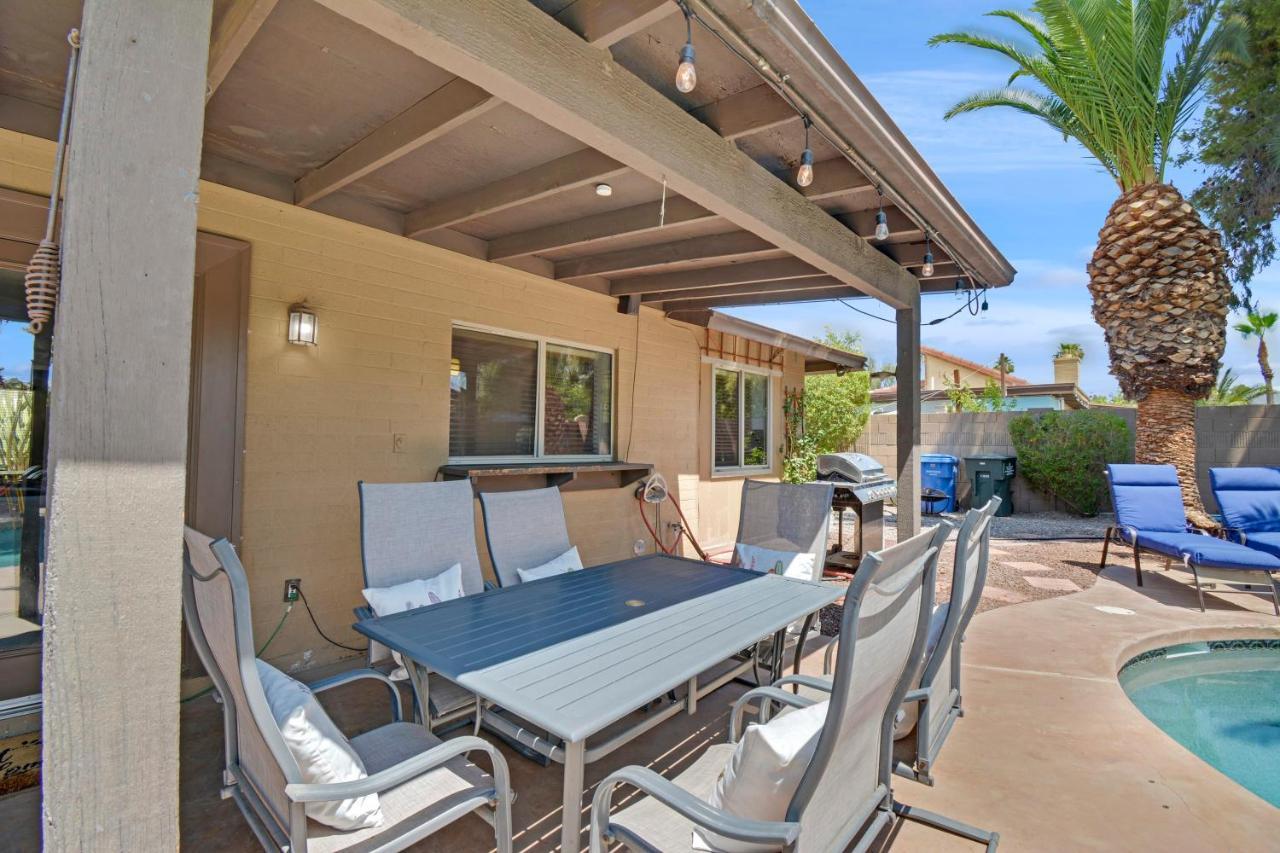 4 Bdr, Two Master Suite, Billiards & Desert Oasis Pool Holiday home