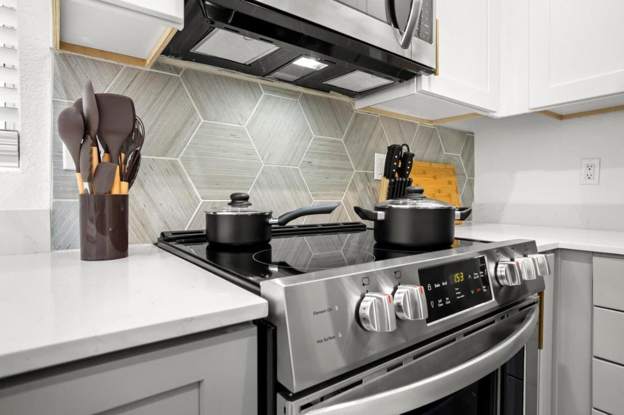 New Cozysuites Tpc With Parking, Pool Apartment