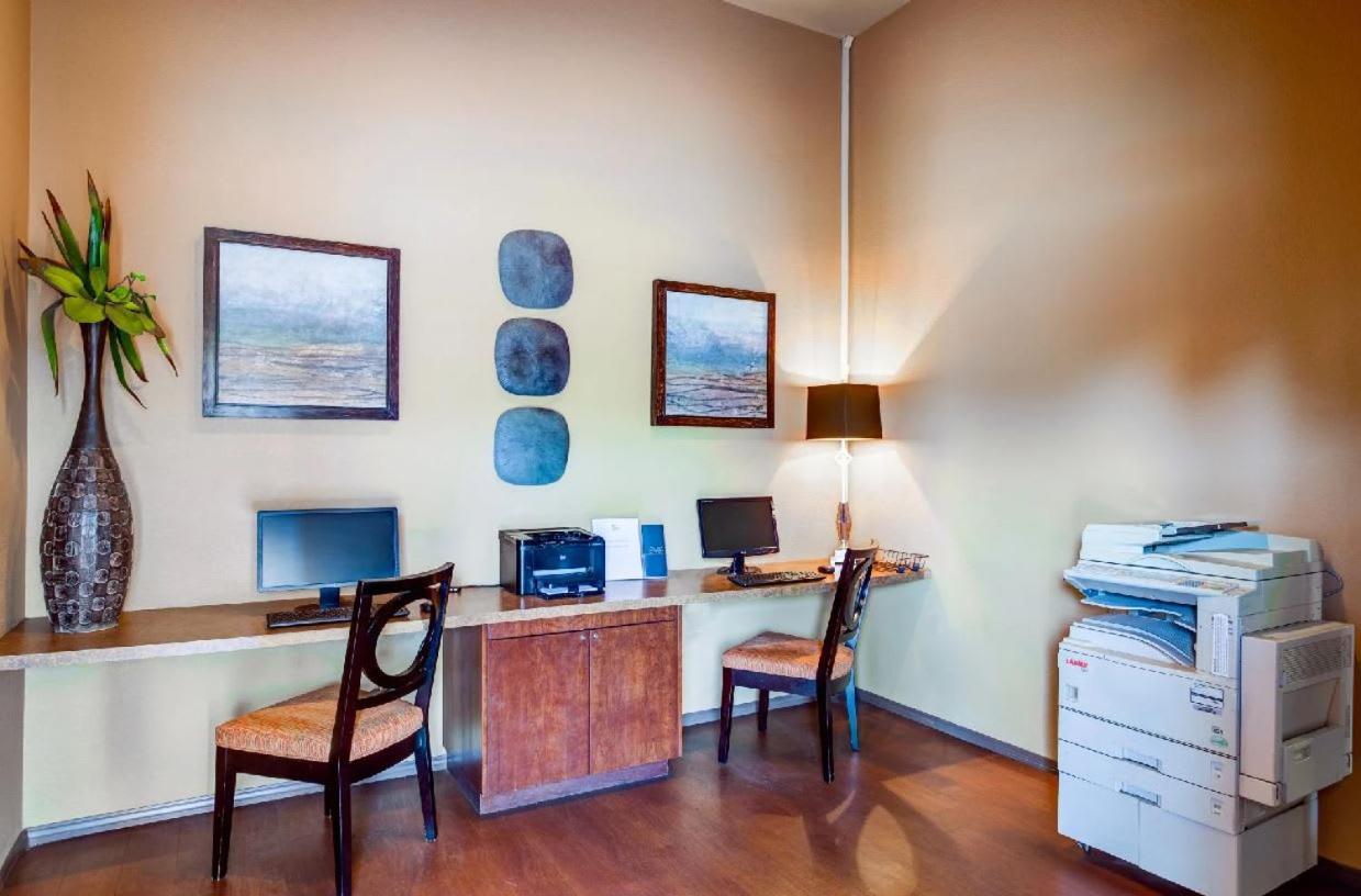 New Cozysuites Tpc With Parking, Pool Apartment