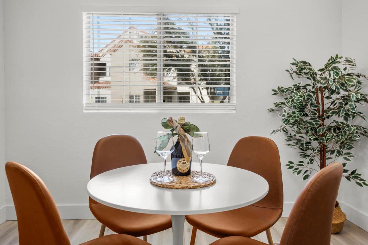 New Cozysuites Tpc With Parking, Pool Apartment