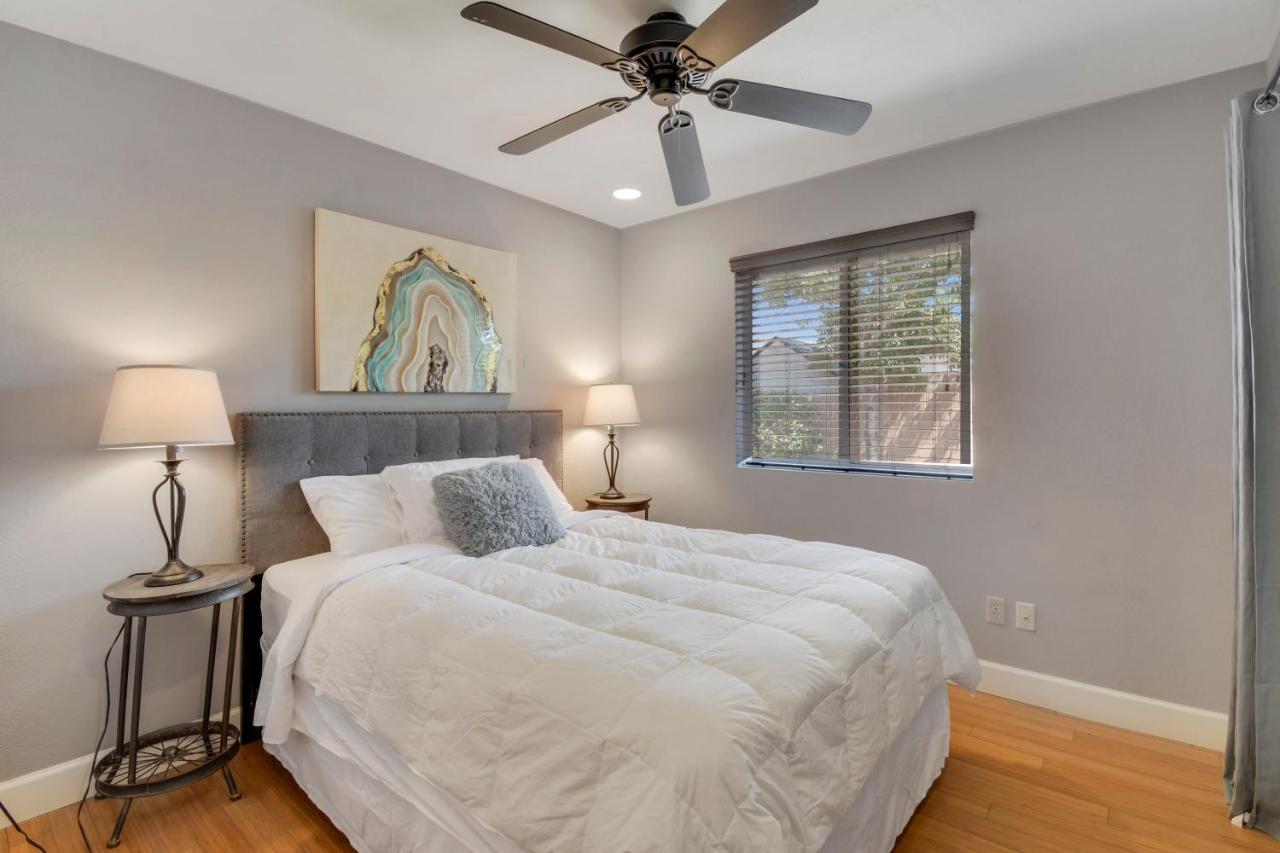 4 Bdr, Two Master Suite, Billiards & Desert Oasis Pool Holiday home Scottsdale