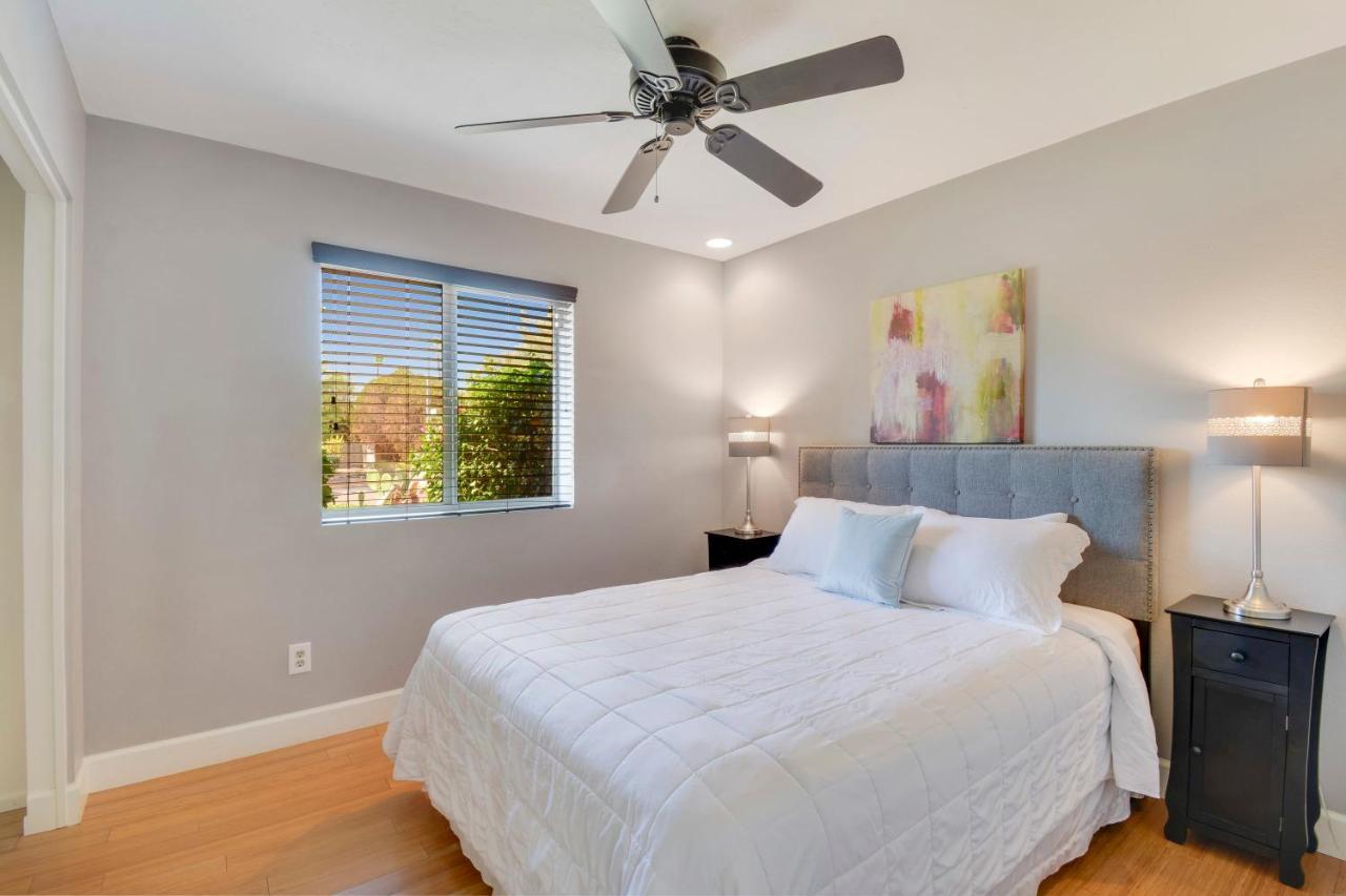 Holiday home 4 Bdr, Two Master Suite, Billiards & Desert Oasis Pool