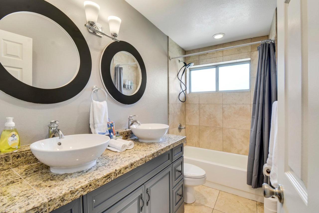 4 Bdr, Two Master Suite, Billiards & Desert Oasis Pool Holiday home