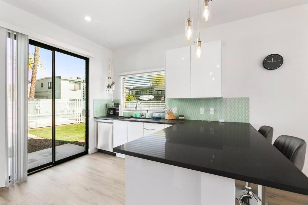 Large Rooftop & Poolside - Walk To Old Town Apartment Scottsdale