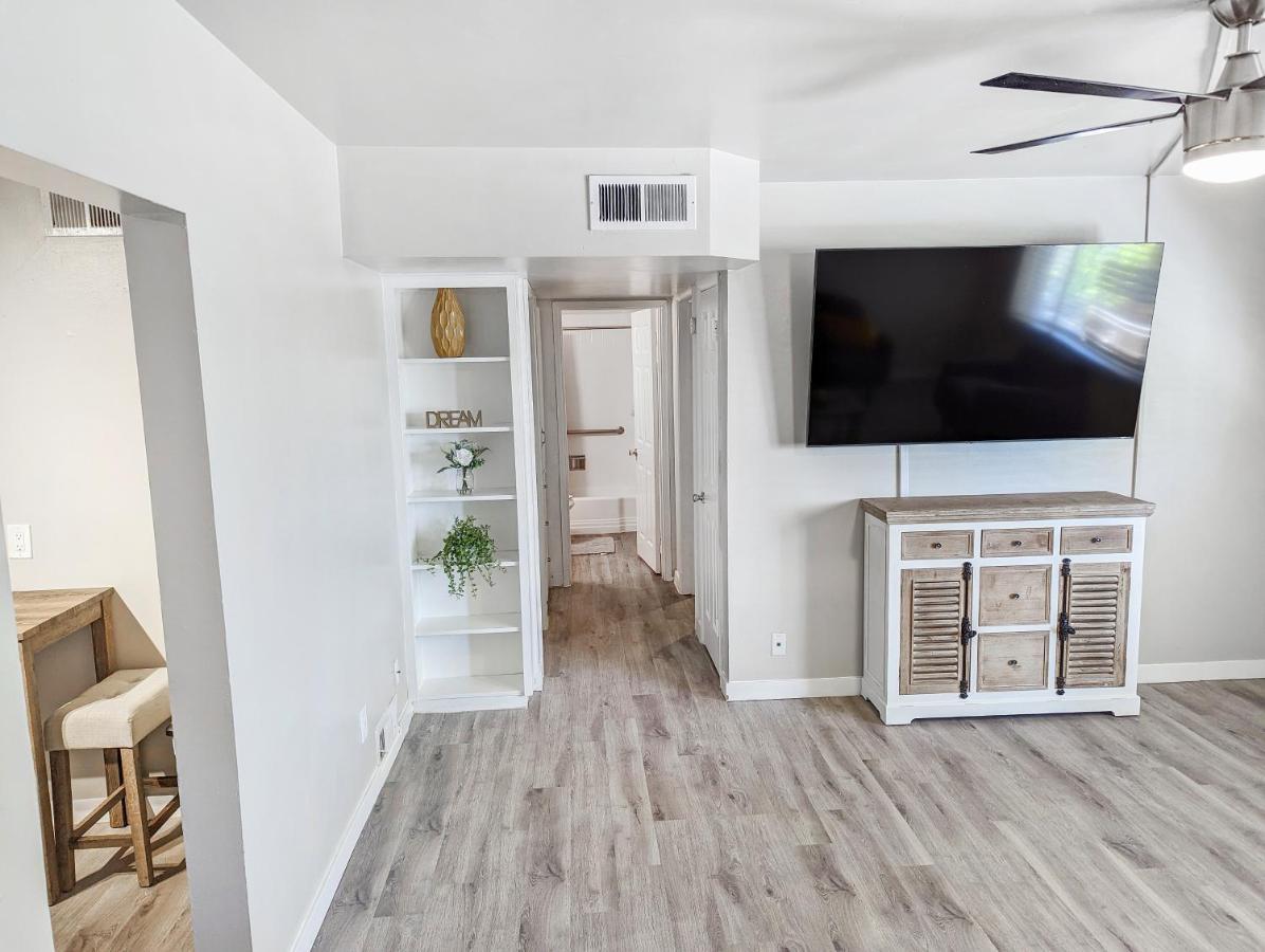 Old Town Miller Two Br Sleeper Apartment