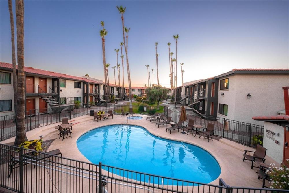 127 Fully Furnished 1br Suite-prime Location