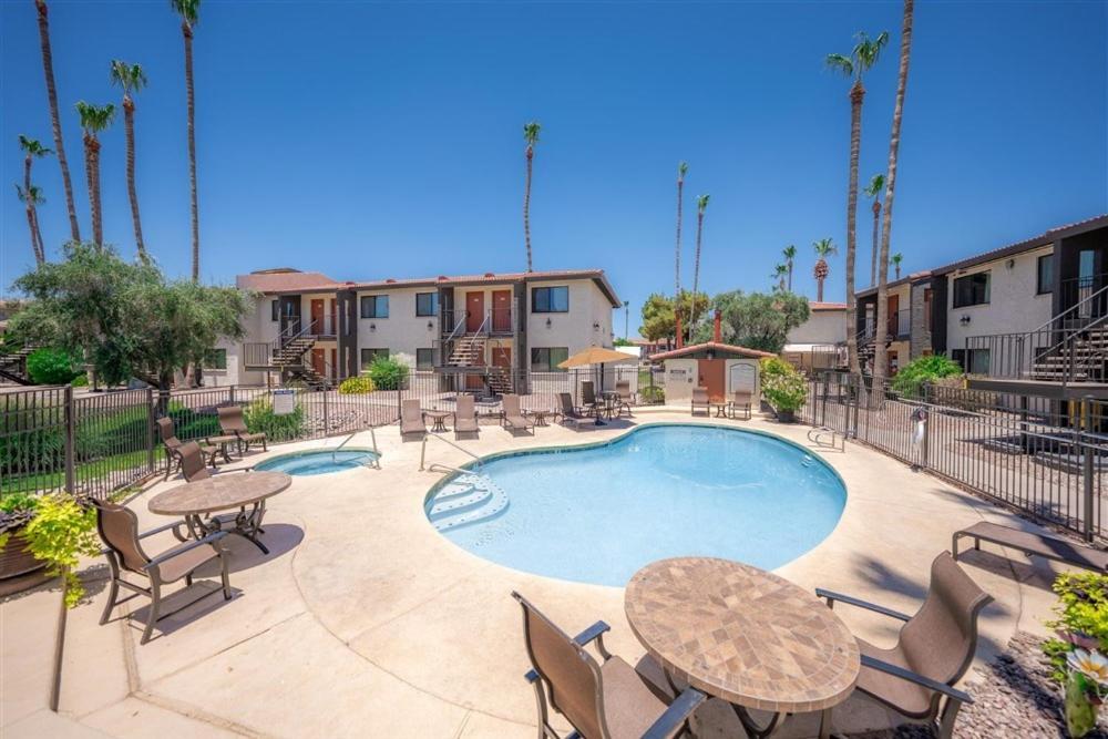 210 Fully Furnished 1br Suite-prime Location *