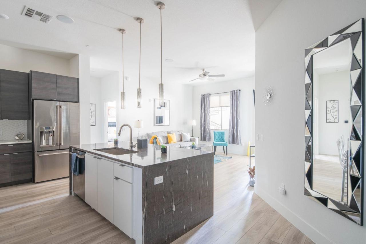 Private Rooftop Terrance-walk Score 81-shopping District-king Bed-parking 4021 Apartment *