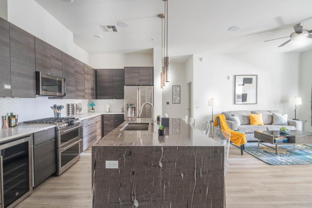 Apartment Private Rooftop Terrance-walk Score 81-shopping District-king Bed-parking 4021