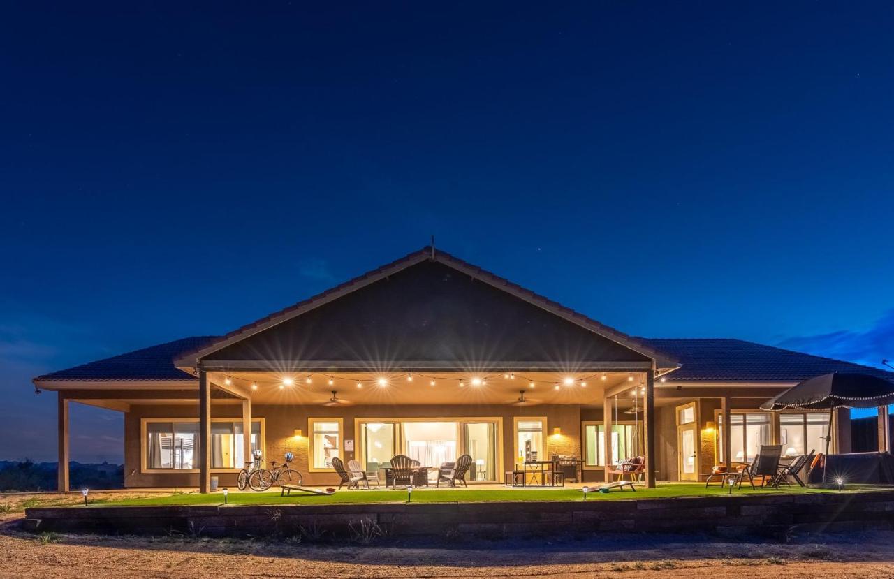 New Sanctuary-hot Tub,pool Table,patio Holiday home Scottsdale