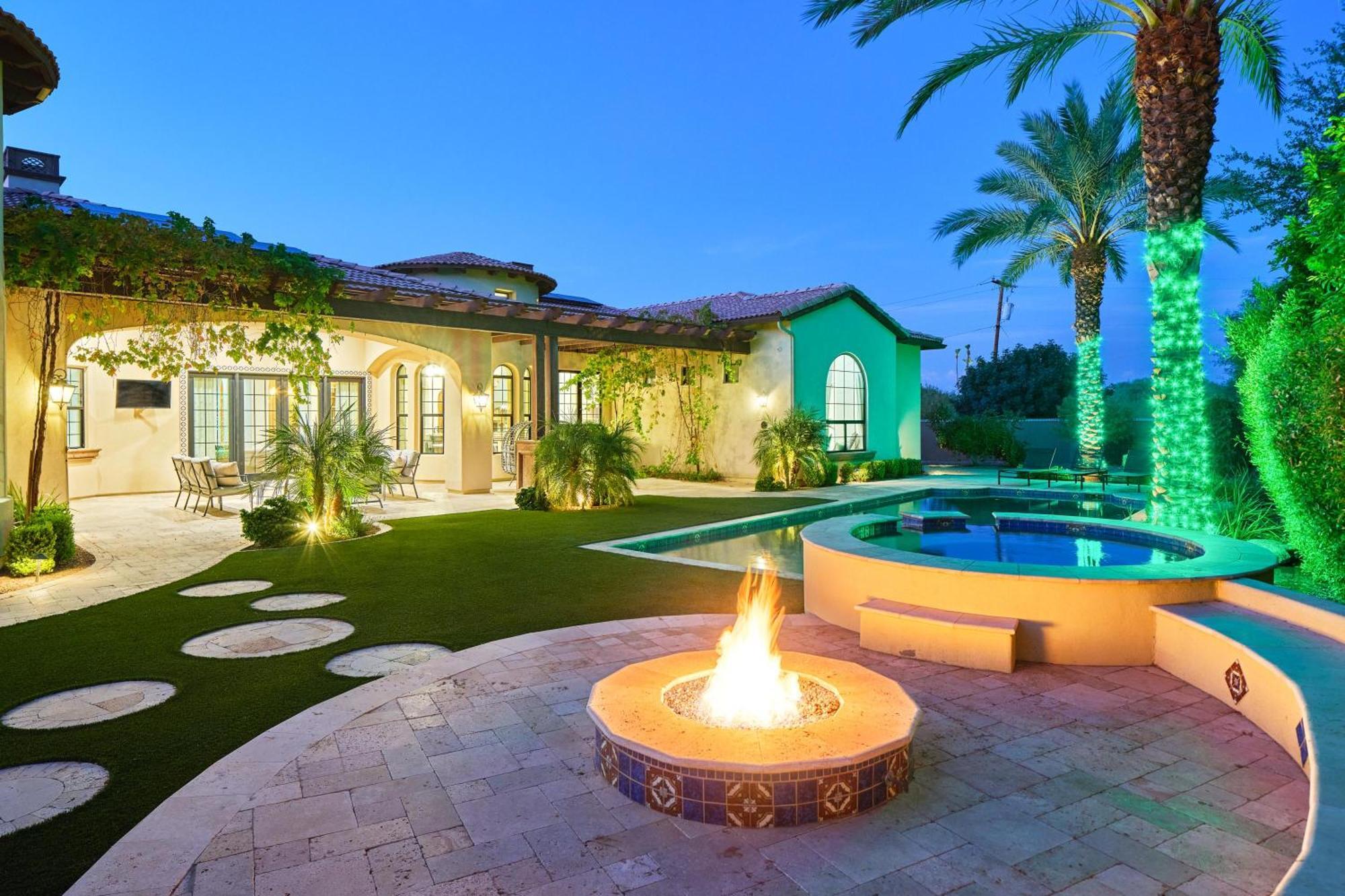 Luxe Poolside Paradise-pool & Spa-vanity Station Holiday home Scottsdale