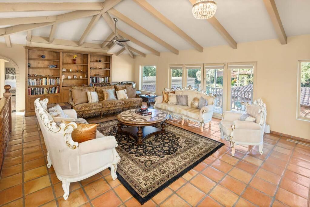 Villa Ethereal Corner Ritz Carlton Grand Estate Golf Mountains Jacuzzi Sauna Theater Gym