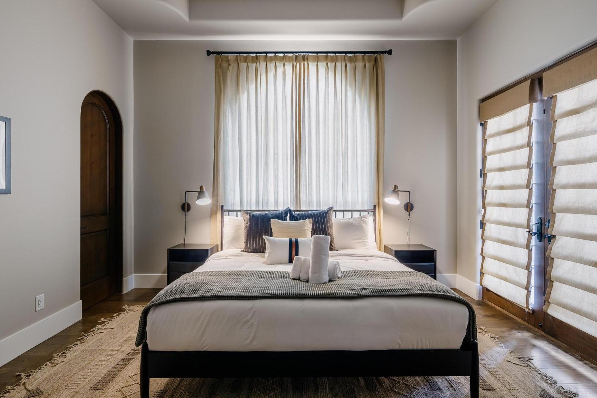 Luxe Poolside Paradise-pool & Spa-vanity Station Holiday home Scottsdale