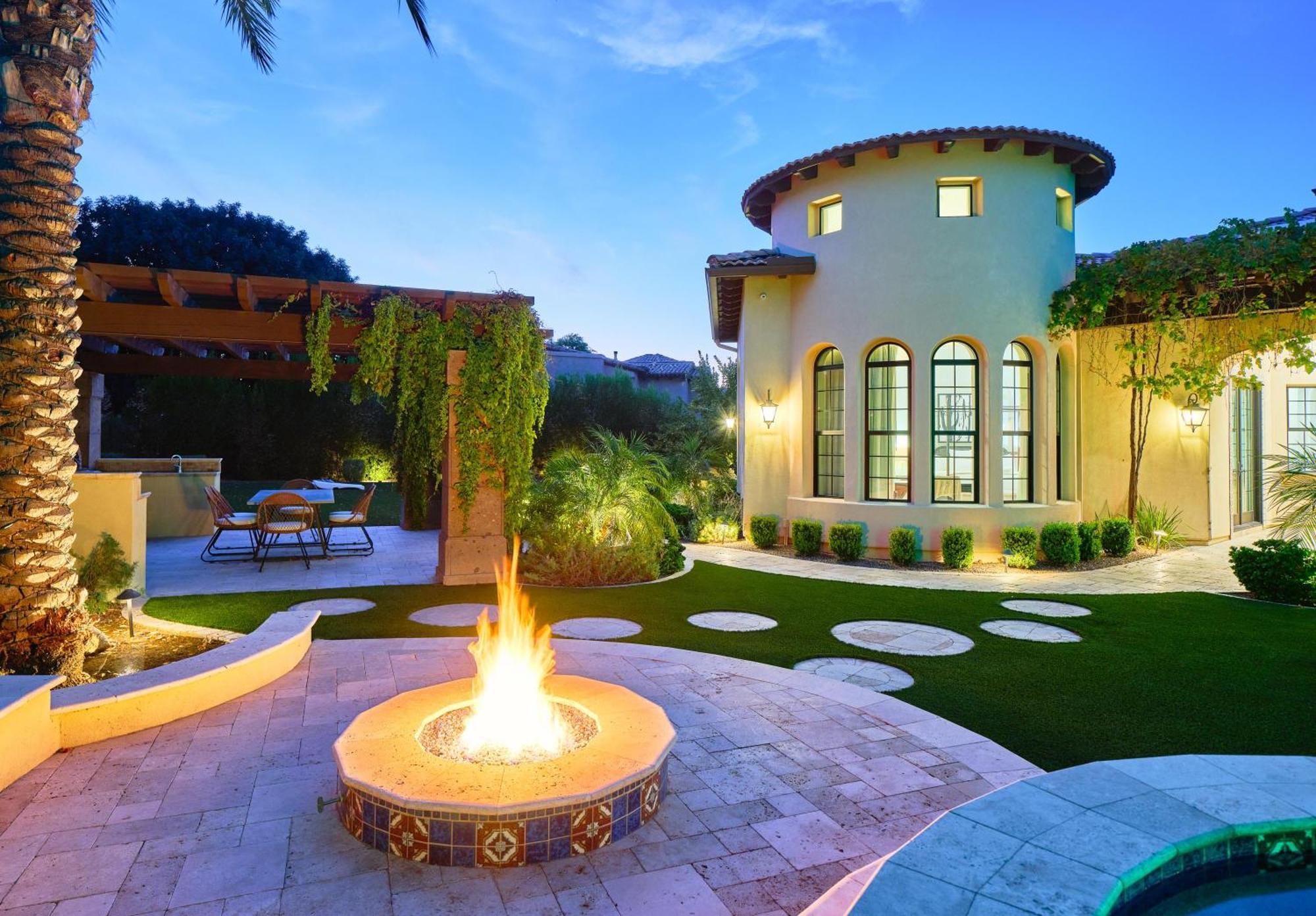 Luxe Poolside Paradise-pool & Spa-vanity Station Holiday home *