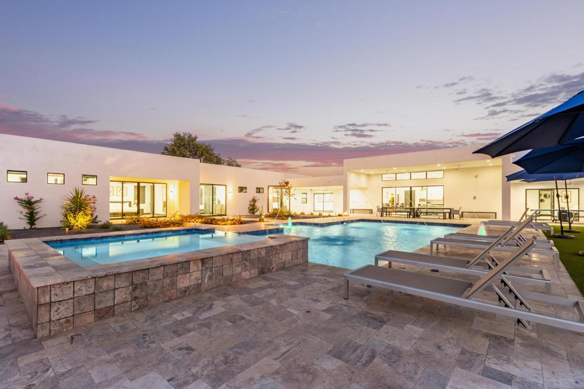 Luxe - Modern Mansion - Private Holiday home