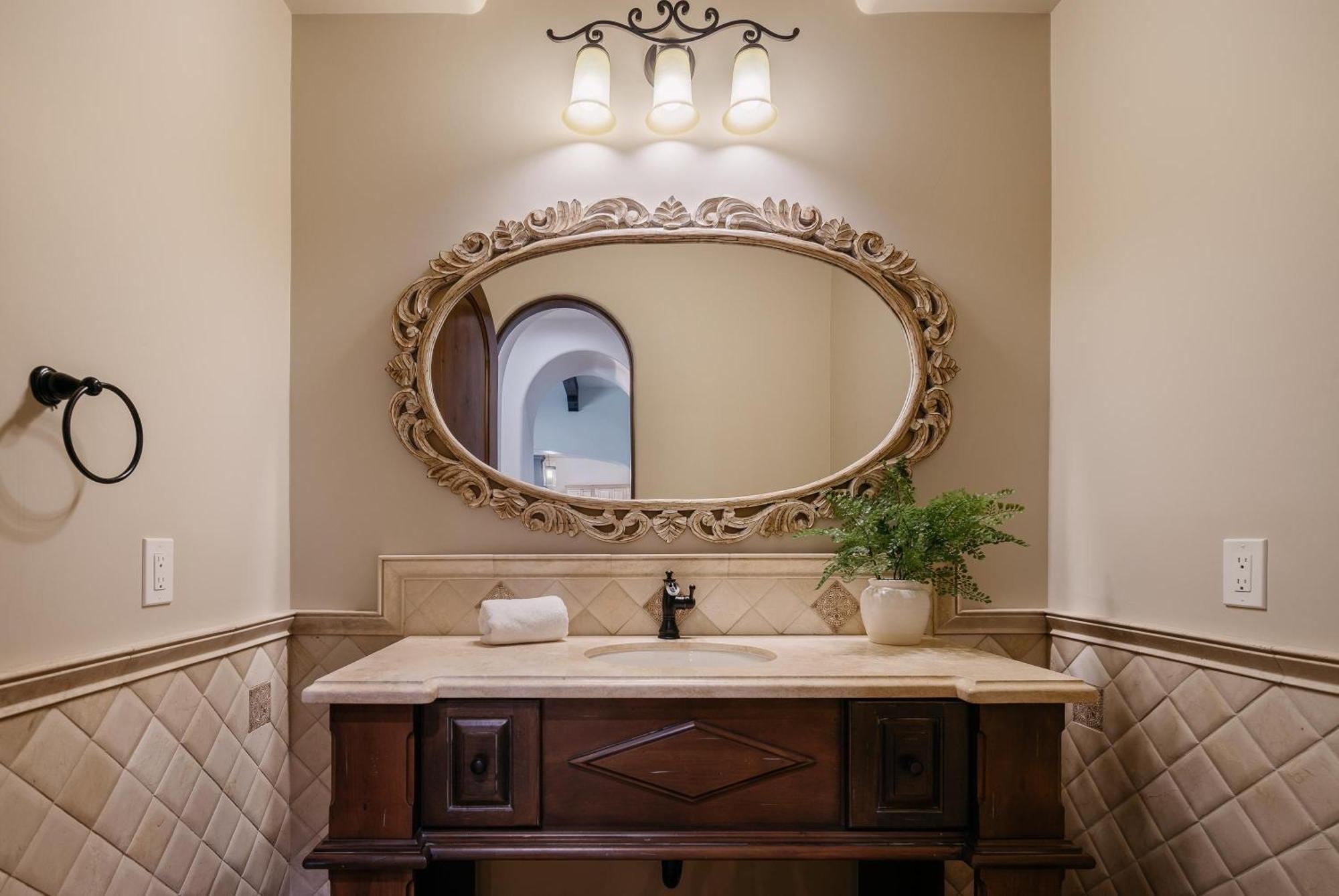 Luxe Poolside Paradise-pool & Spa-vanity Station Holiday home *