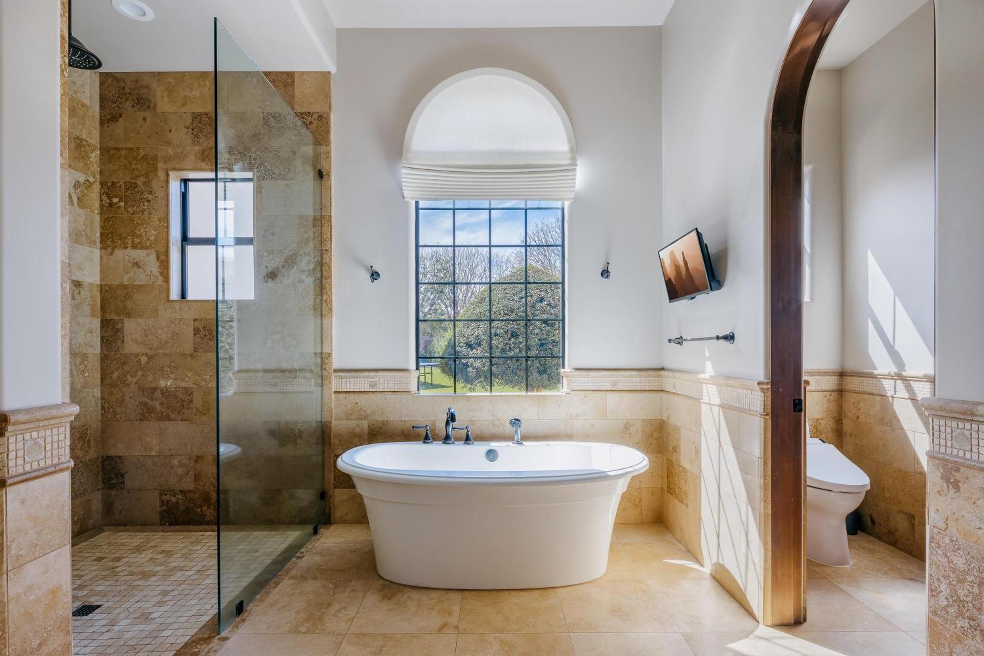 Luxe Poolside Paradise-pool & Spa-vanity Station Holiday home *
