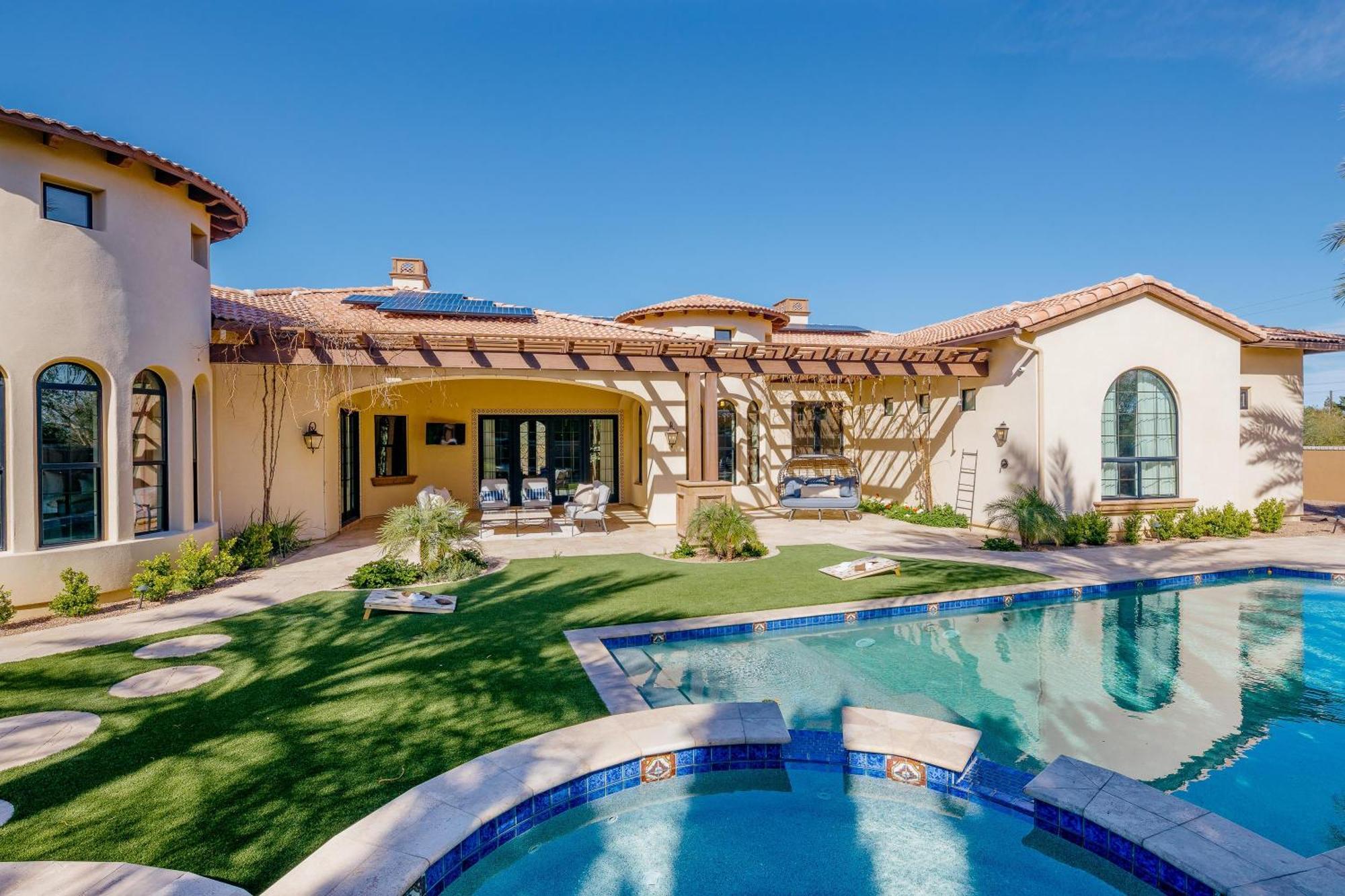 Holiday home Luxe Poolside Paradise-pool & Spa-vanity Station