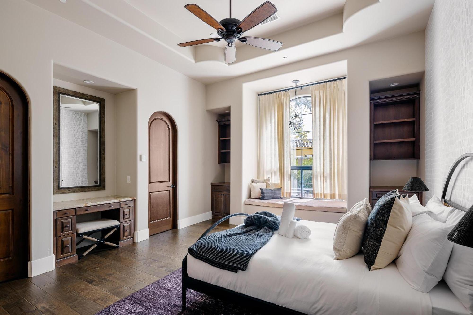 Luxe Poolside Paradise-pool & Spa-vanity Station Holiday home Scottsdale