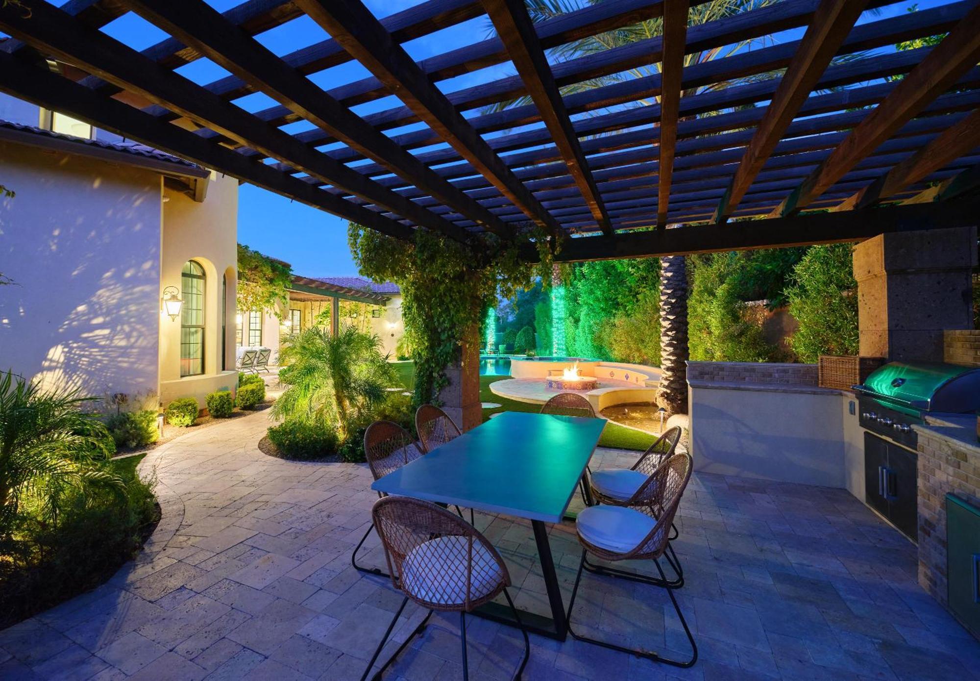 Holiday home Luxe Poolside Paradise-pool & Spa-vanity Station *
