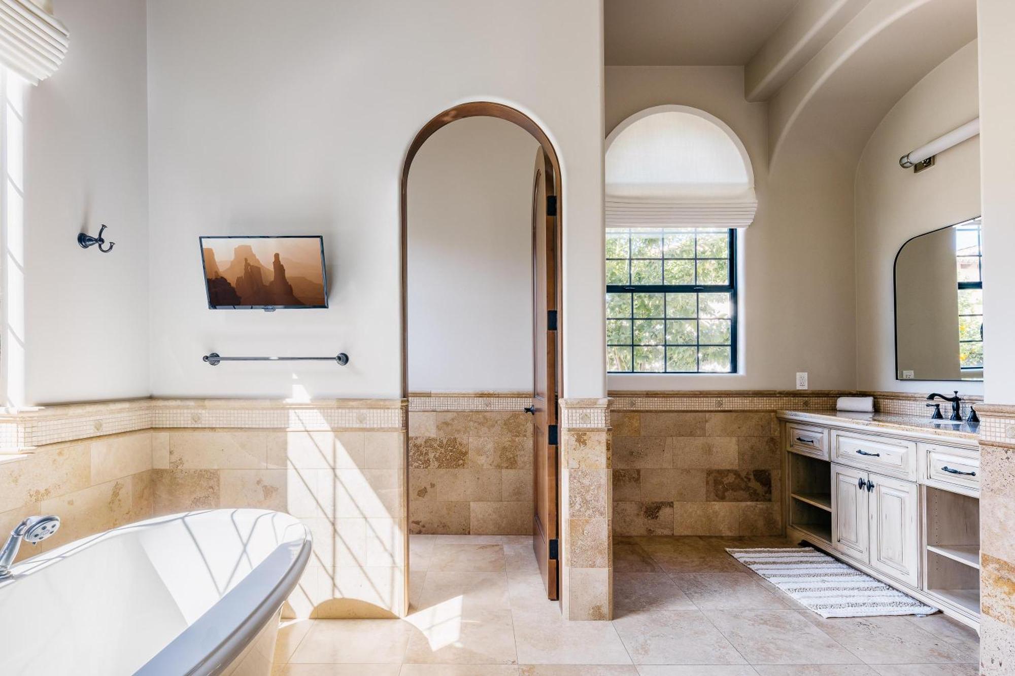 Holiday home Luxe Poolside Paradise-pool & Spa-vanity Station