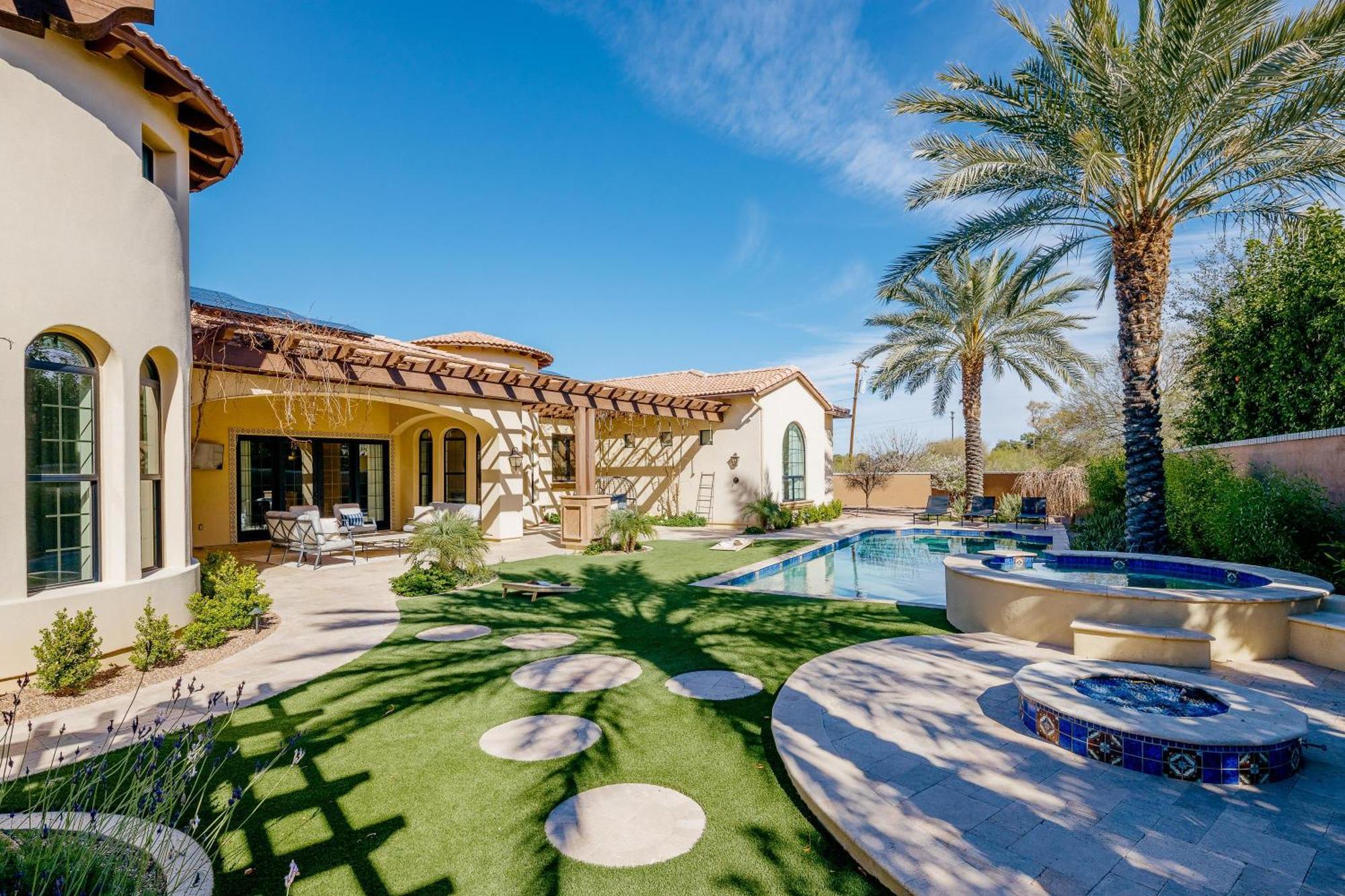 Luxe Poolside Paradise-pool & Spa-vanity Station Scottsdale