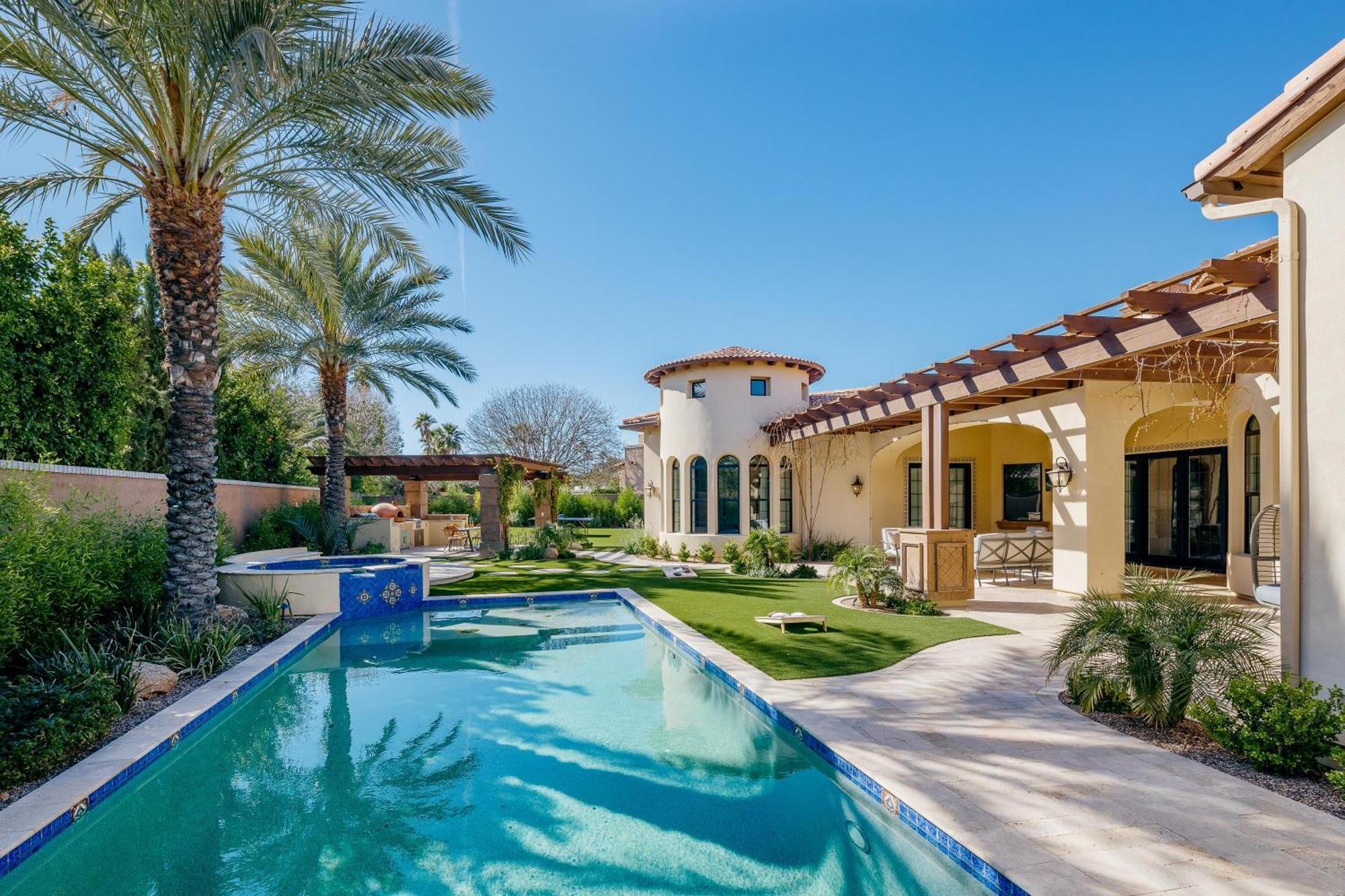 Luxe Poolside Paradise-pool & Spa-vanity Station Holiday home