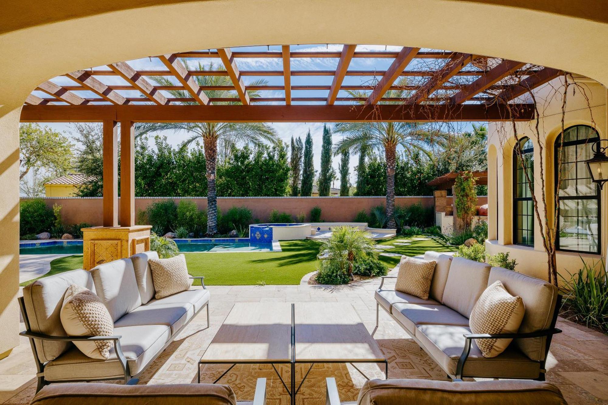 Luxe Poolside Paradise-pool & Spa-vanity Station Holiday home *