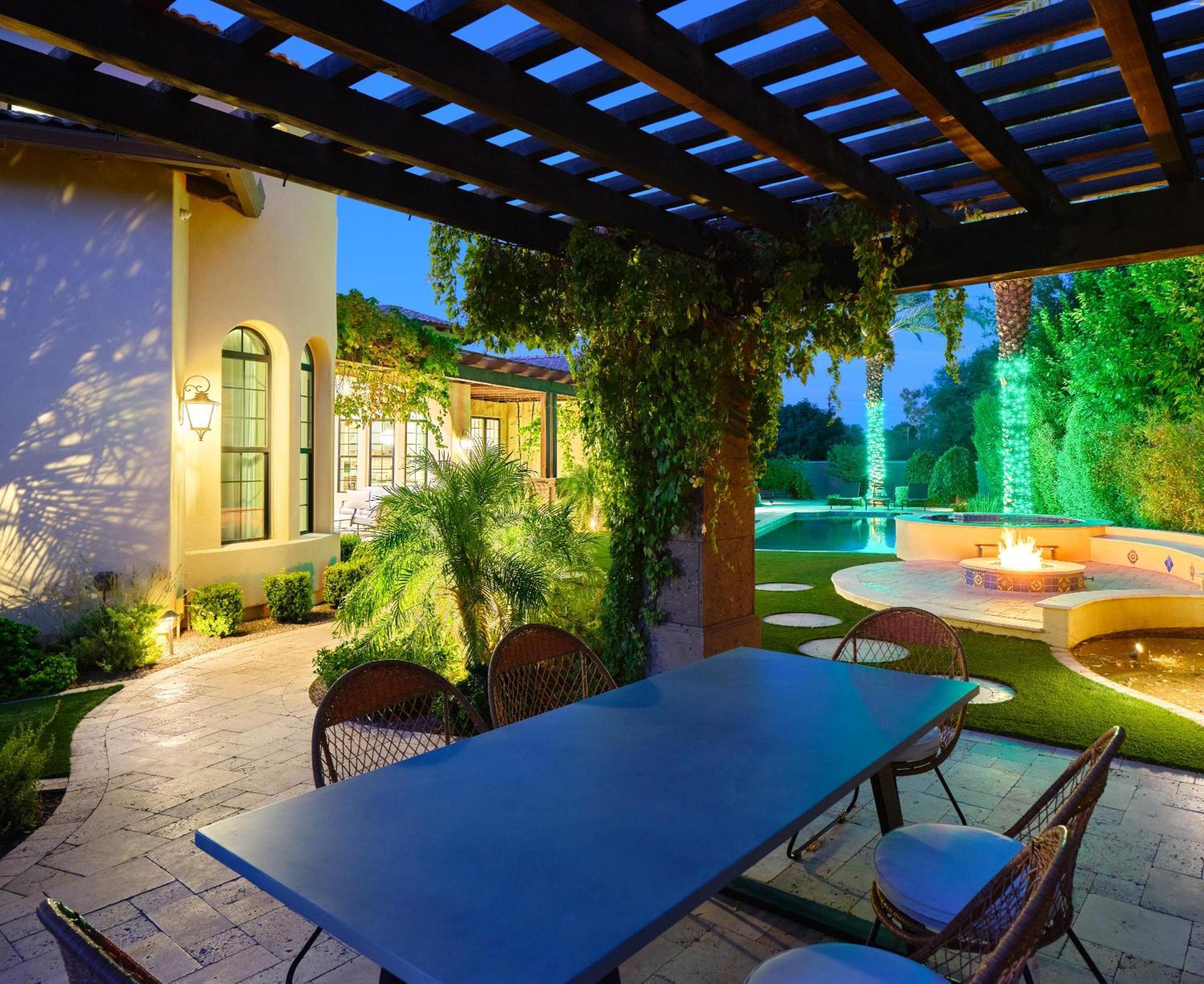 Luxe Poolside Paradise-pool & Spa-vanity Station Holiday home *