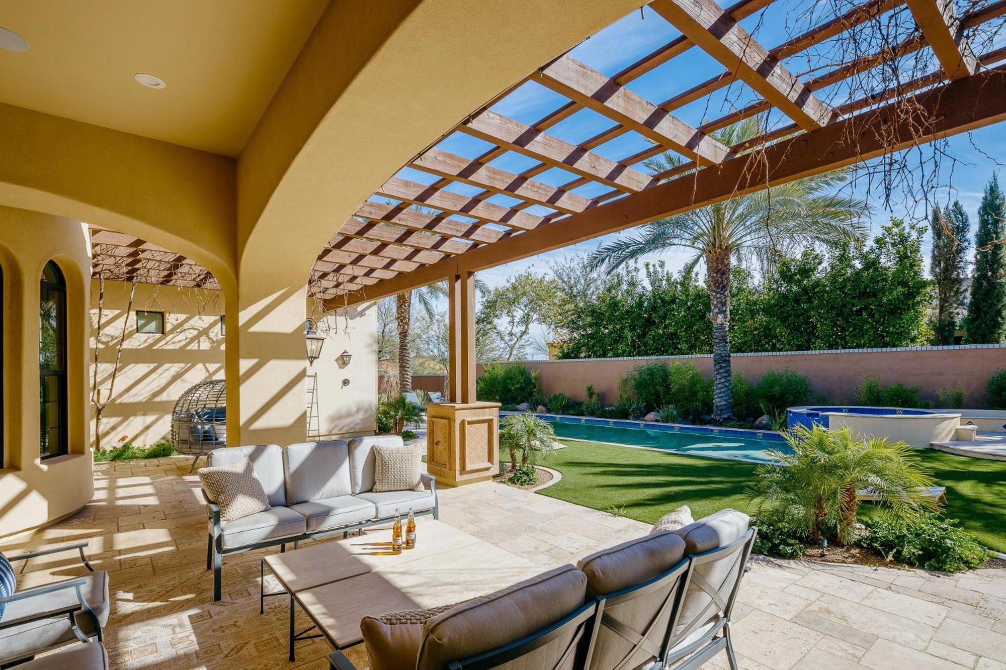Holiday home Luxe Poolside Paradise-pool & Spa-vanity Station