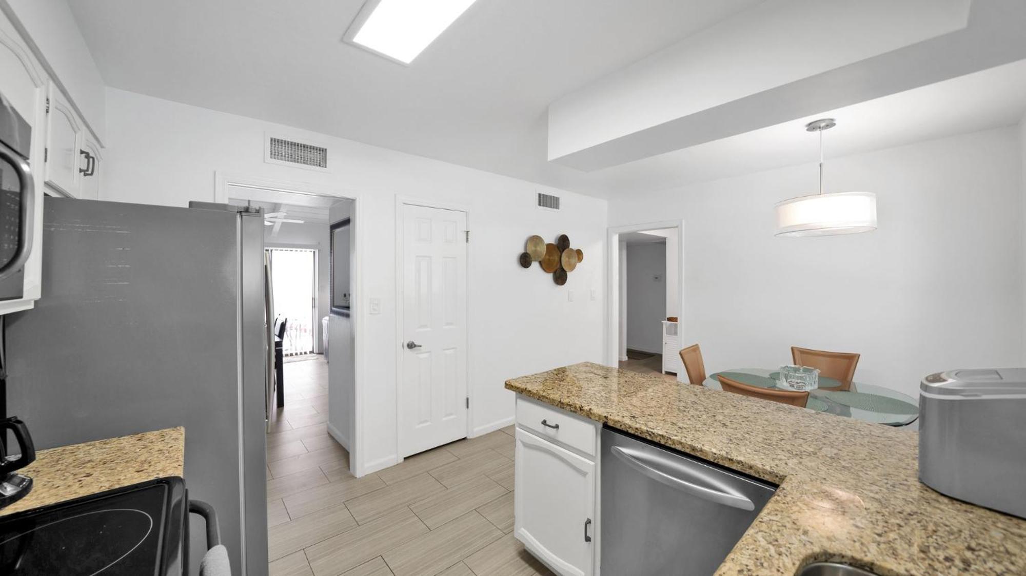 Holiday home Peaceful Privacy-tennis-greenbelt-golf-walkable *