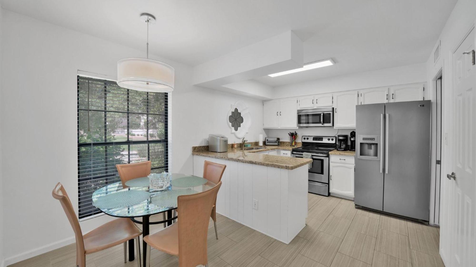 Peaceful Privacy-tennis-greenbelt-golf-walkable Holiday home *