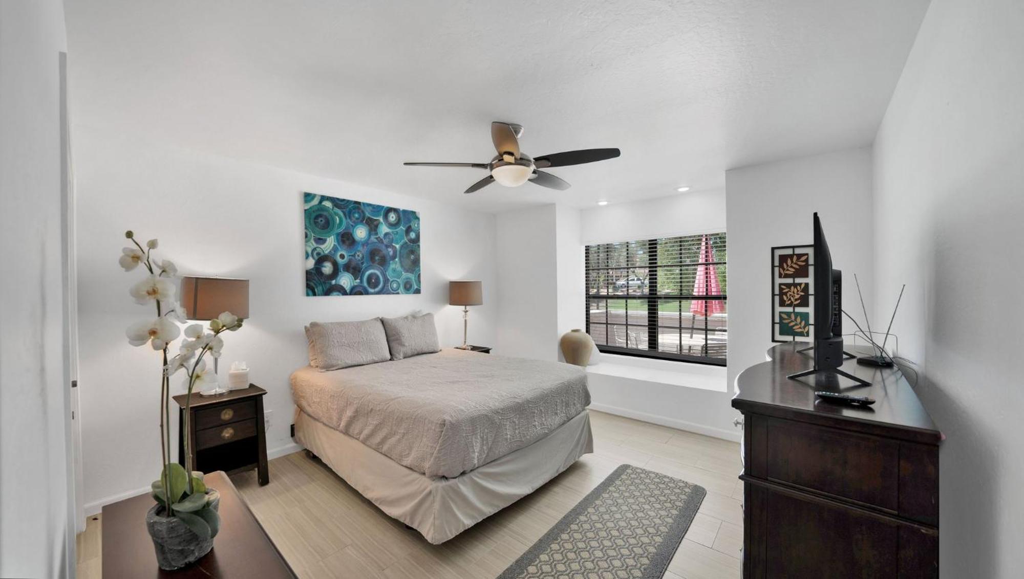 Peaceful Privacy-tennis-greenbelt-golf-walkable Holiday home