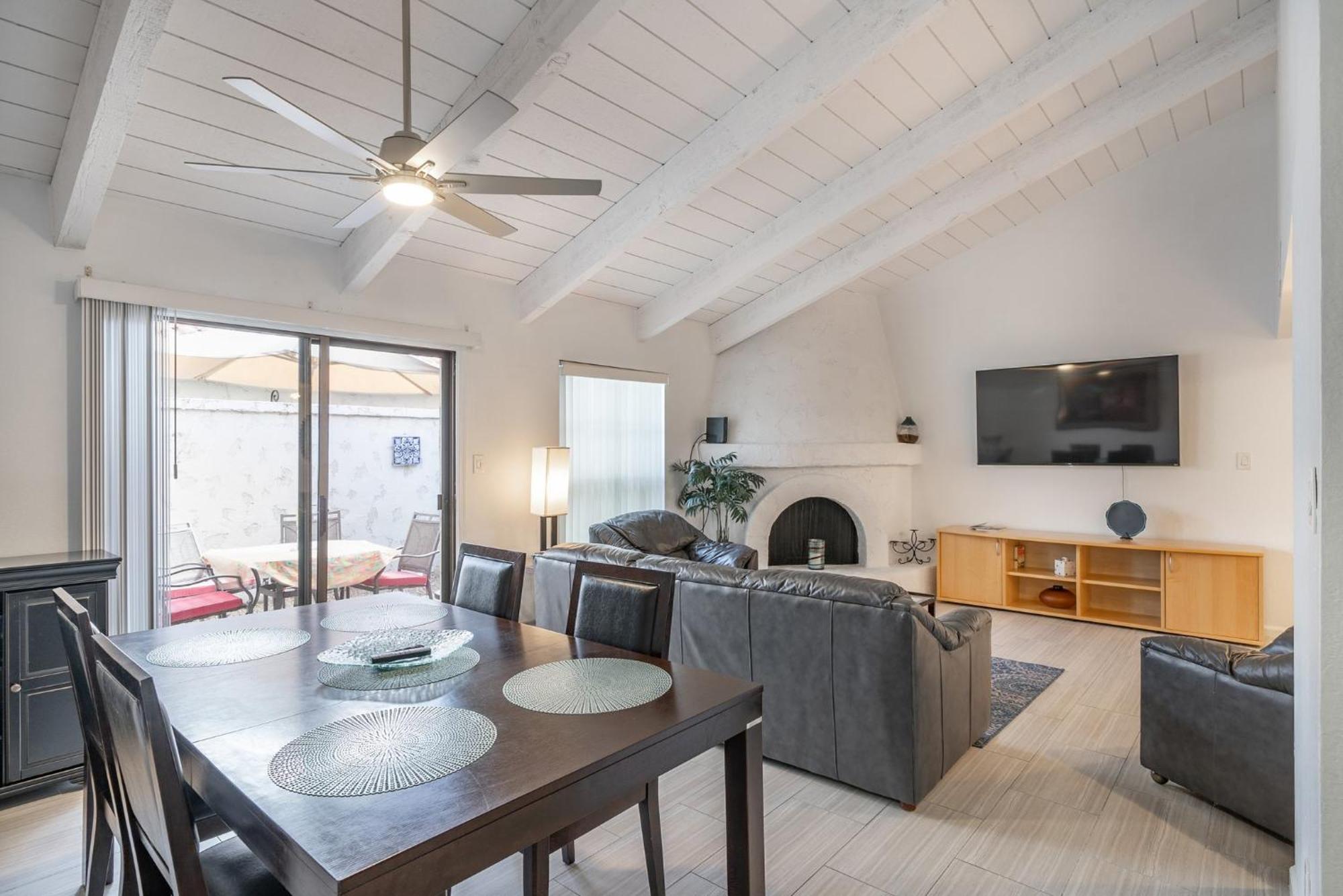 Peaceful Privacy-tennis-greenbelt-golf-walkable Holiday home