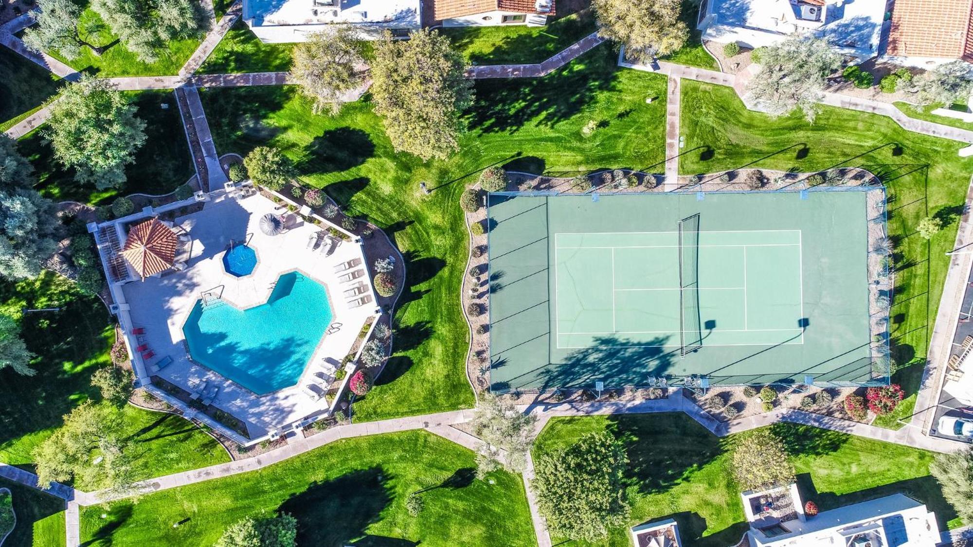 Peaceful Privacy-tennis-greenbelt-golf-walkable