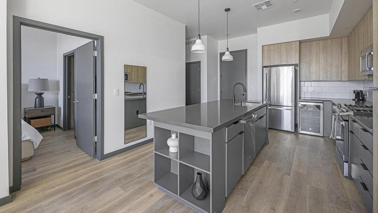 Apartment Landing Modern With Amazing Amenities