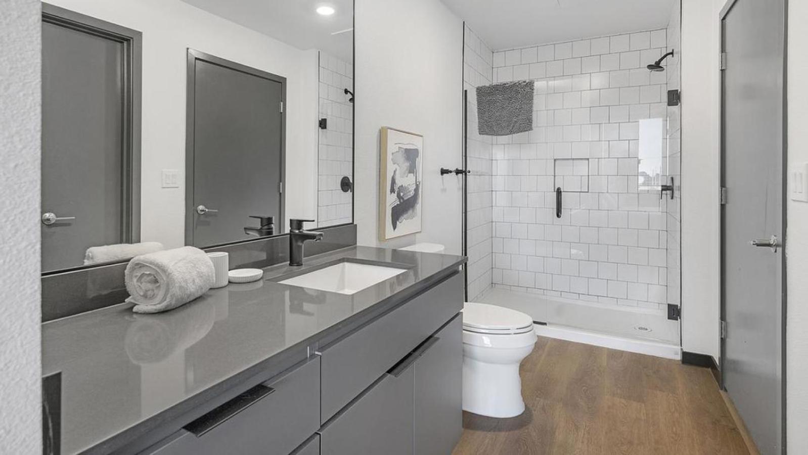 Apartment Landing Modern With Amazing Amenities Scottsdale