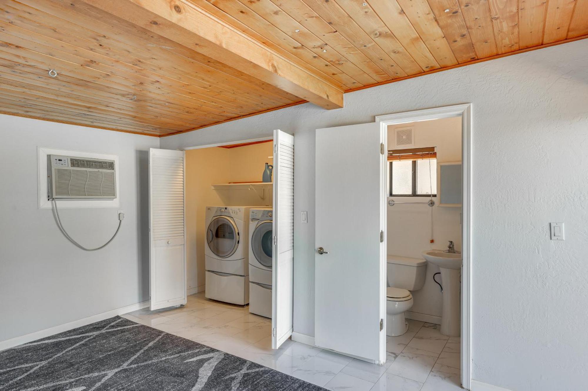 Updated Retreat With Private Pool! Holiday home