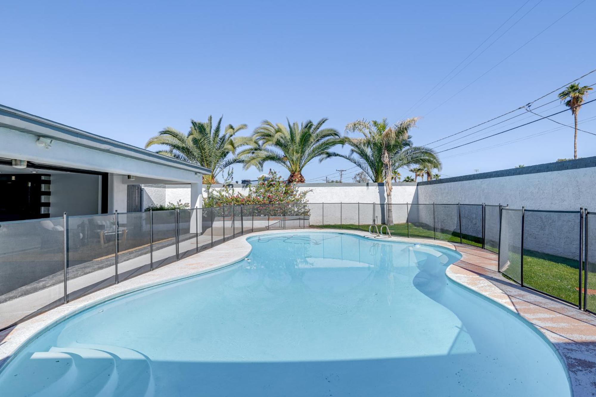Updated Retreat With Private Pool! Holiday home *