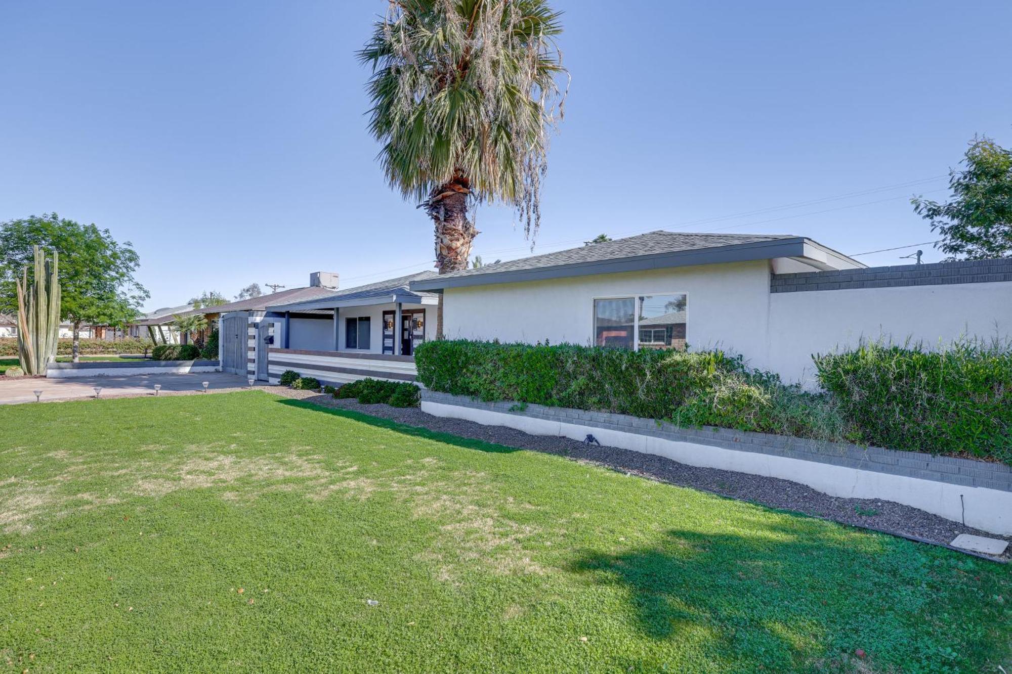 Updated Retreat With Private Pool! Holiday home