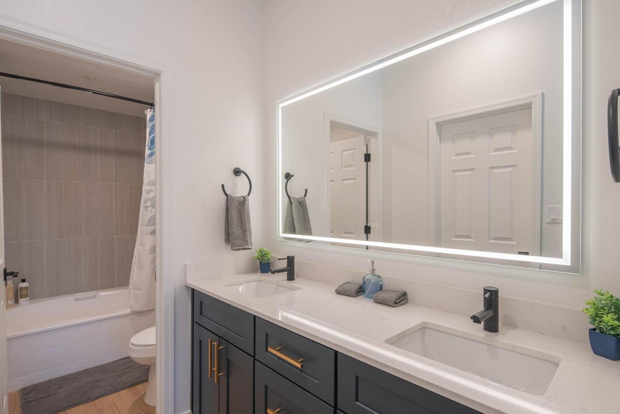 Steps Away To Tpc Golf & Min To Shopping District-h2057 Apartment