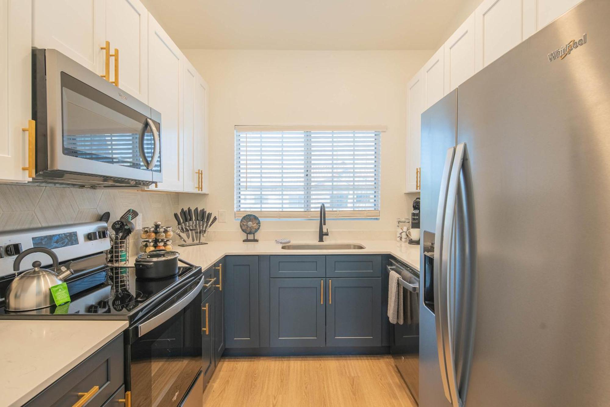 Steps Away To Tpc Golf & Min To Shopping District-h2057 Apartment