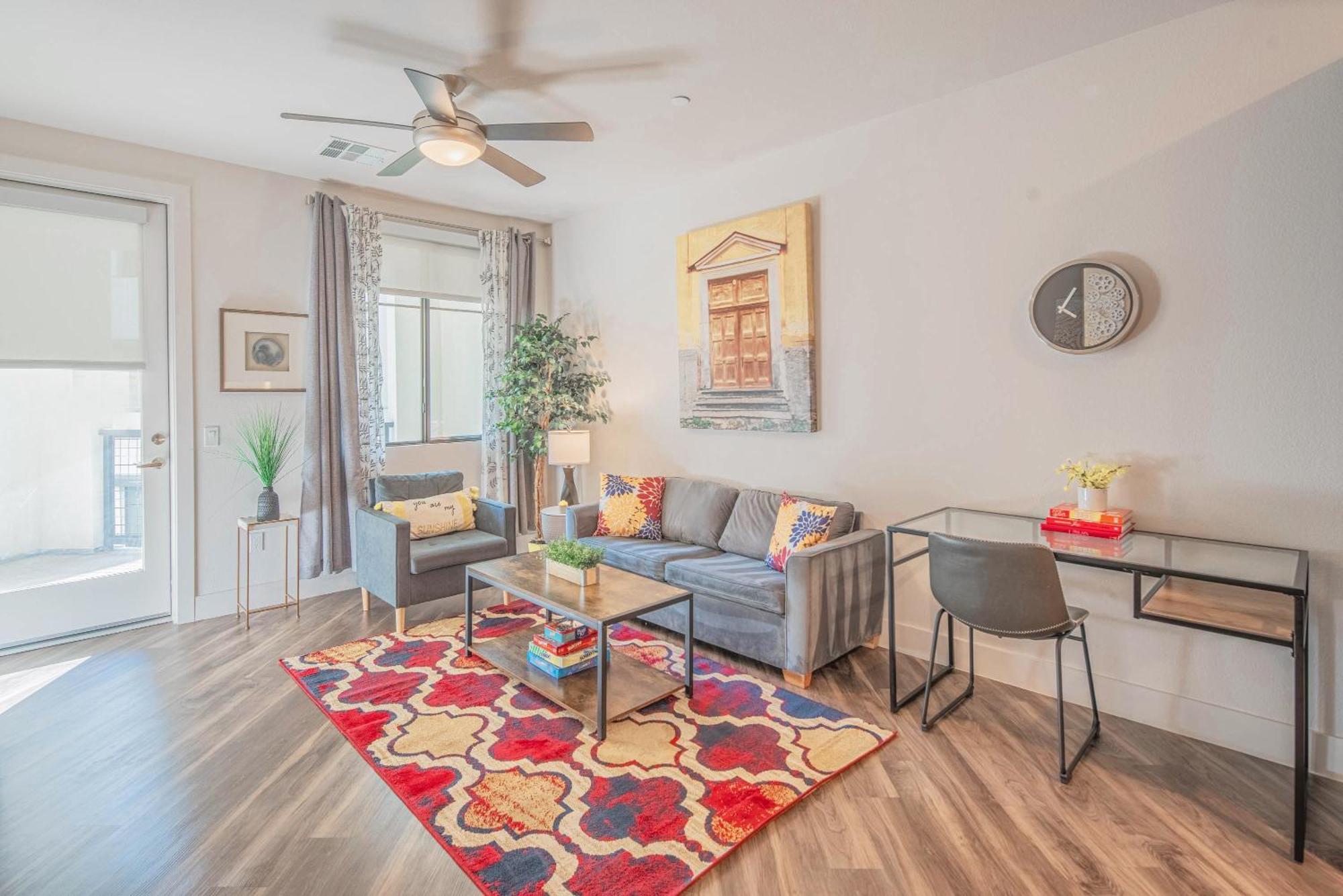 Courtyard View-walk Score 81-shopping District-king Bed-parking G3043