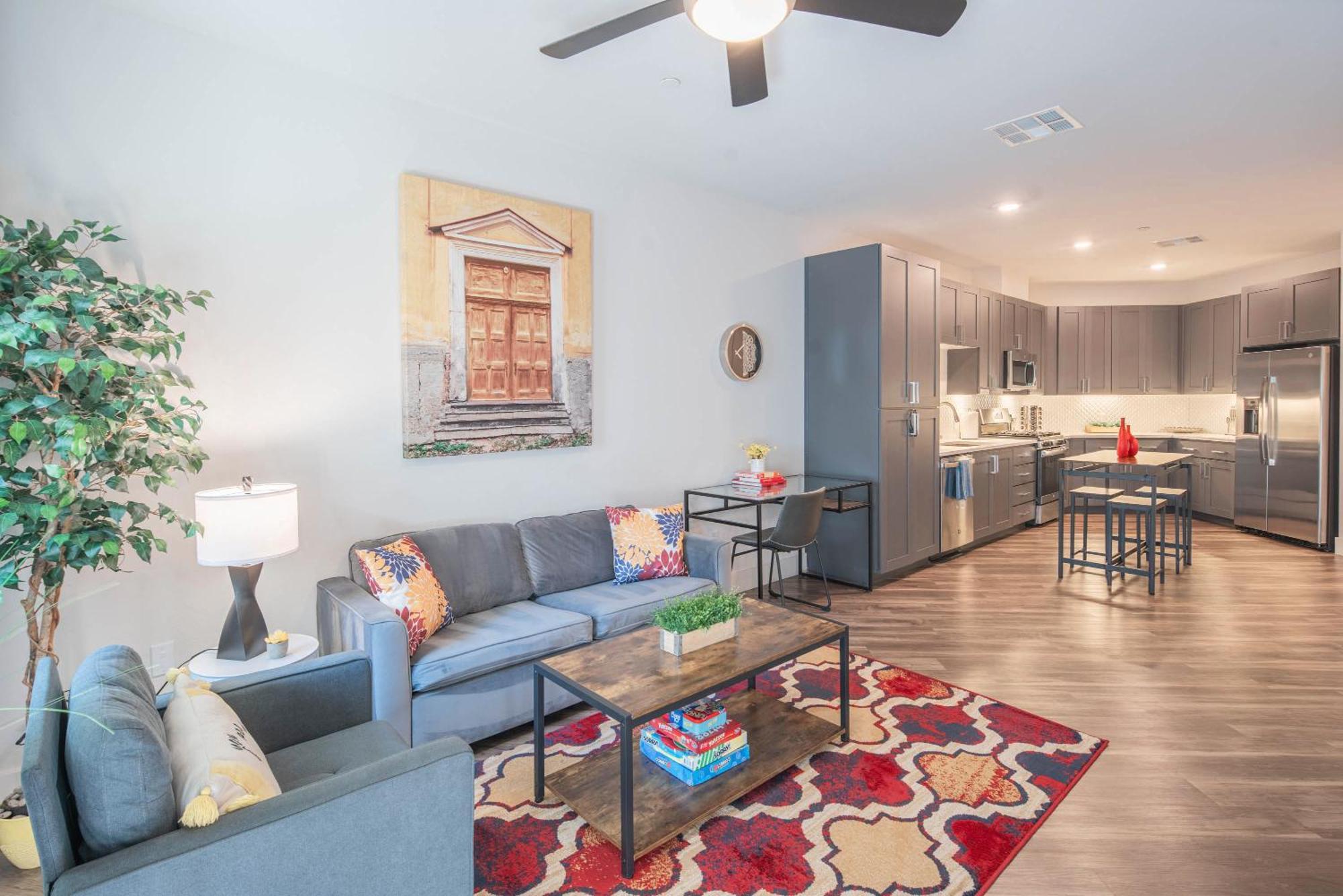 Courtyard View-walk Score 81-shopping District-king Bed-parking G3043 Apartment