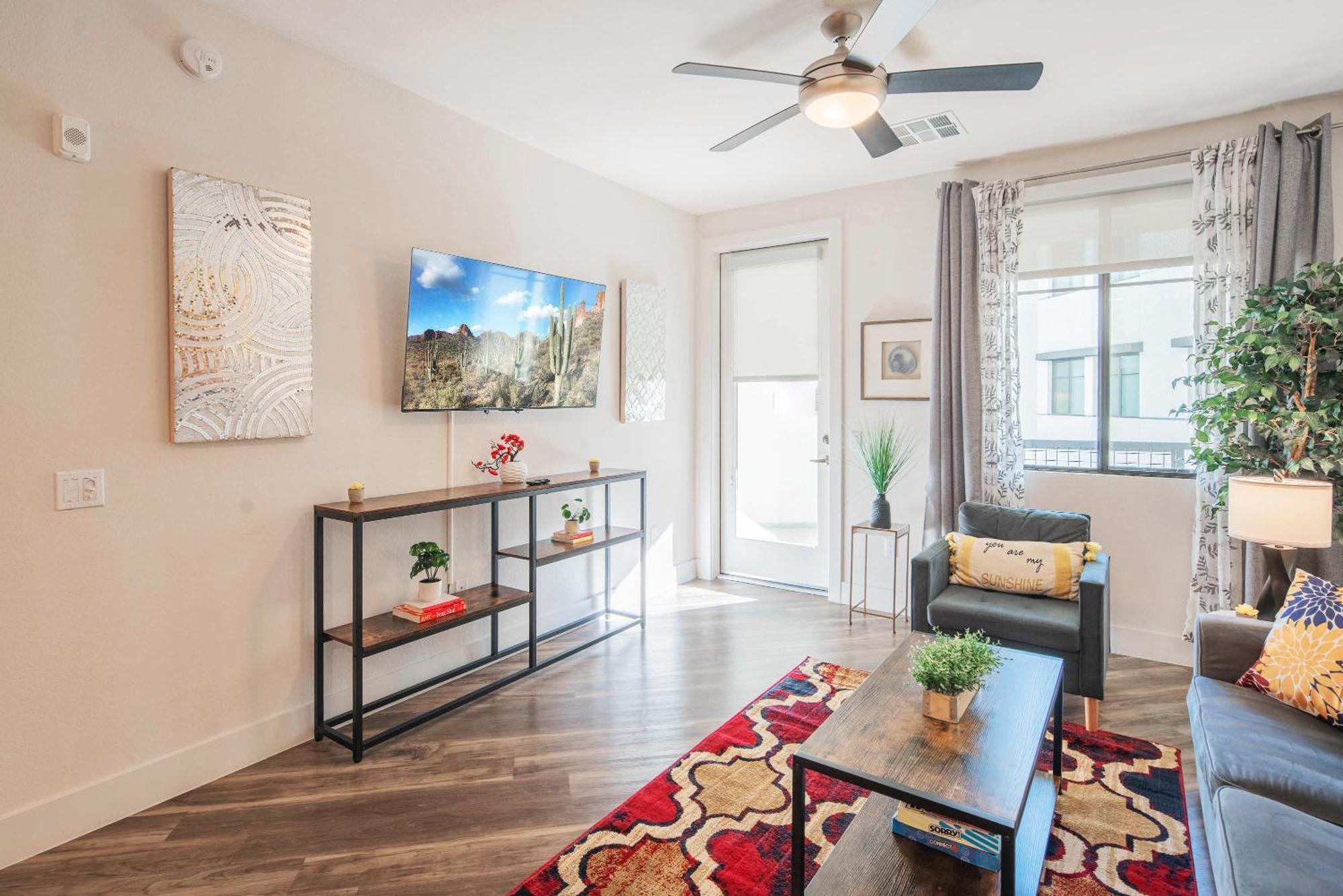 Courtyard View-walk Score 81-shopping District-king Bed-parking G3043 *