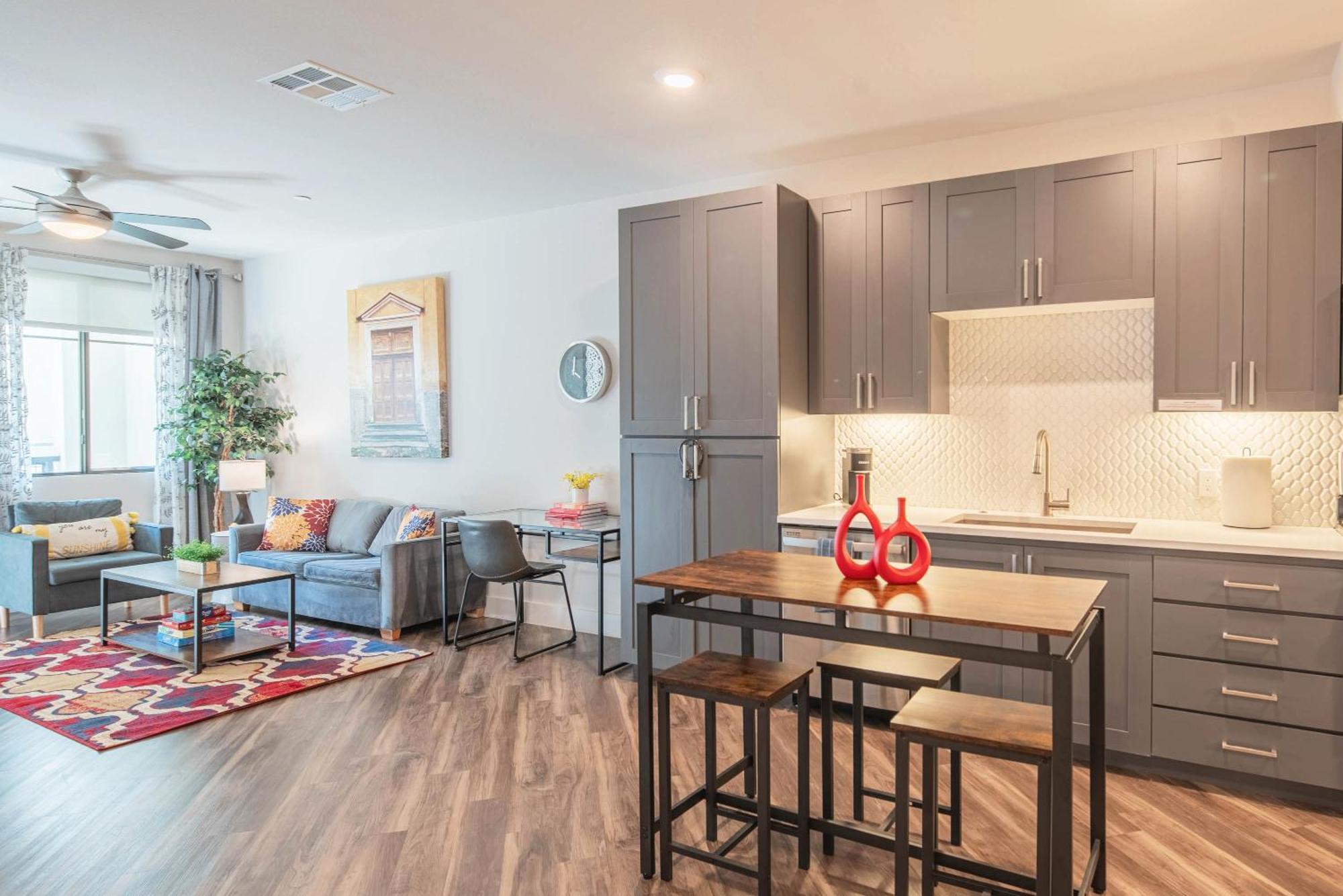 Courtyard View-walk Score 81-shopping District-king Bed-parking G3043 *