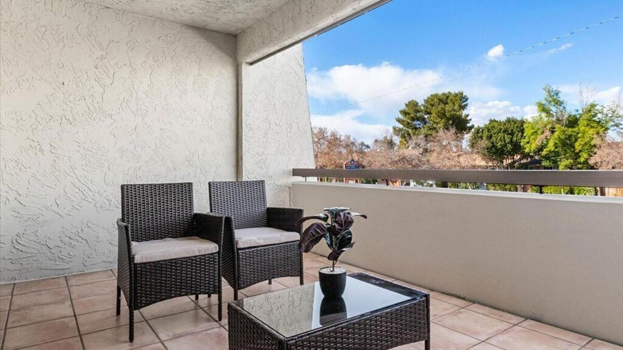 Beautiful 2-bdrm 2-bath In Old Town *
