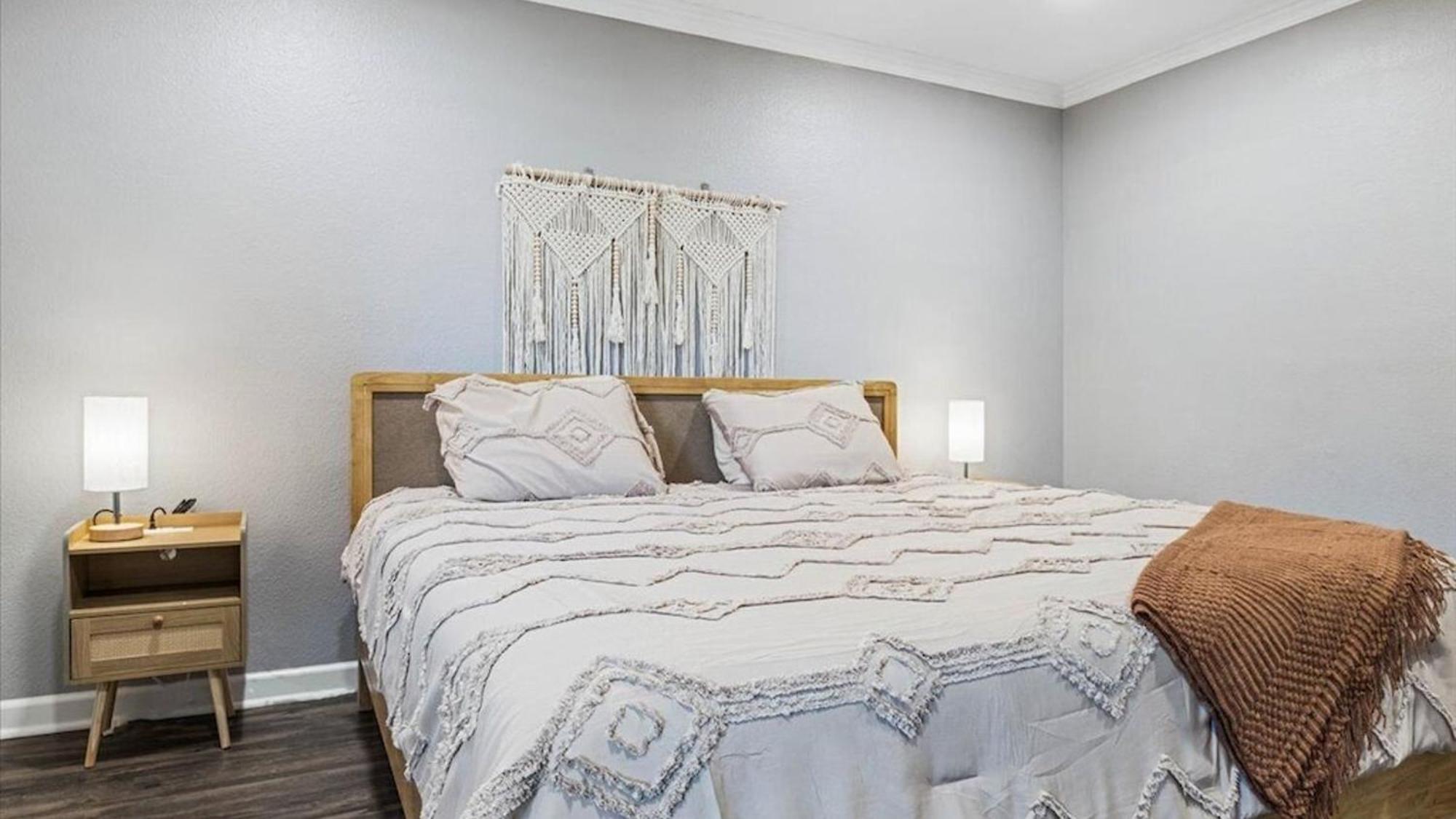 Beautiful 2-bdrm 2-bath In Old Town