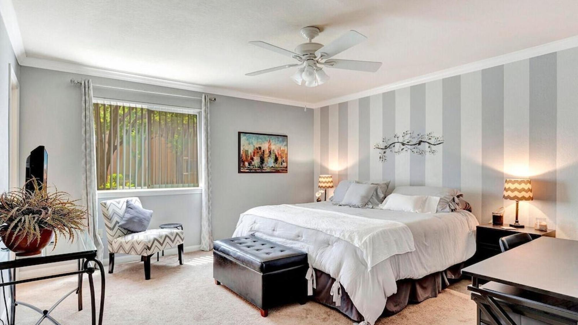 Poolside 2 Bdrm Prime Location Holiday home *